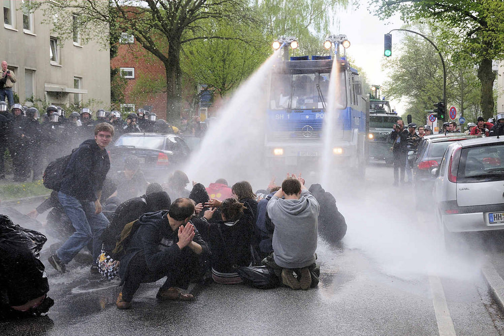 3917 Straßenblockade - Einsatz Wasserwerfer. | Nazidemonstration in Hamburg Barmbek - Proteste.